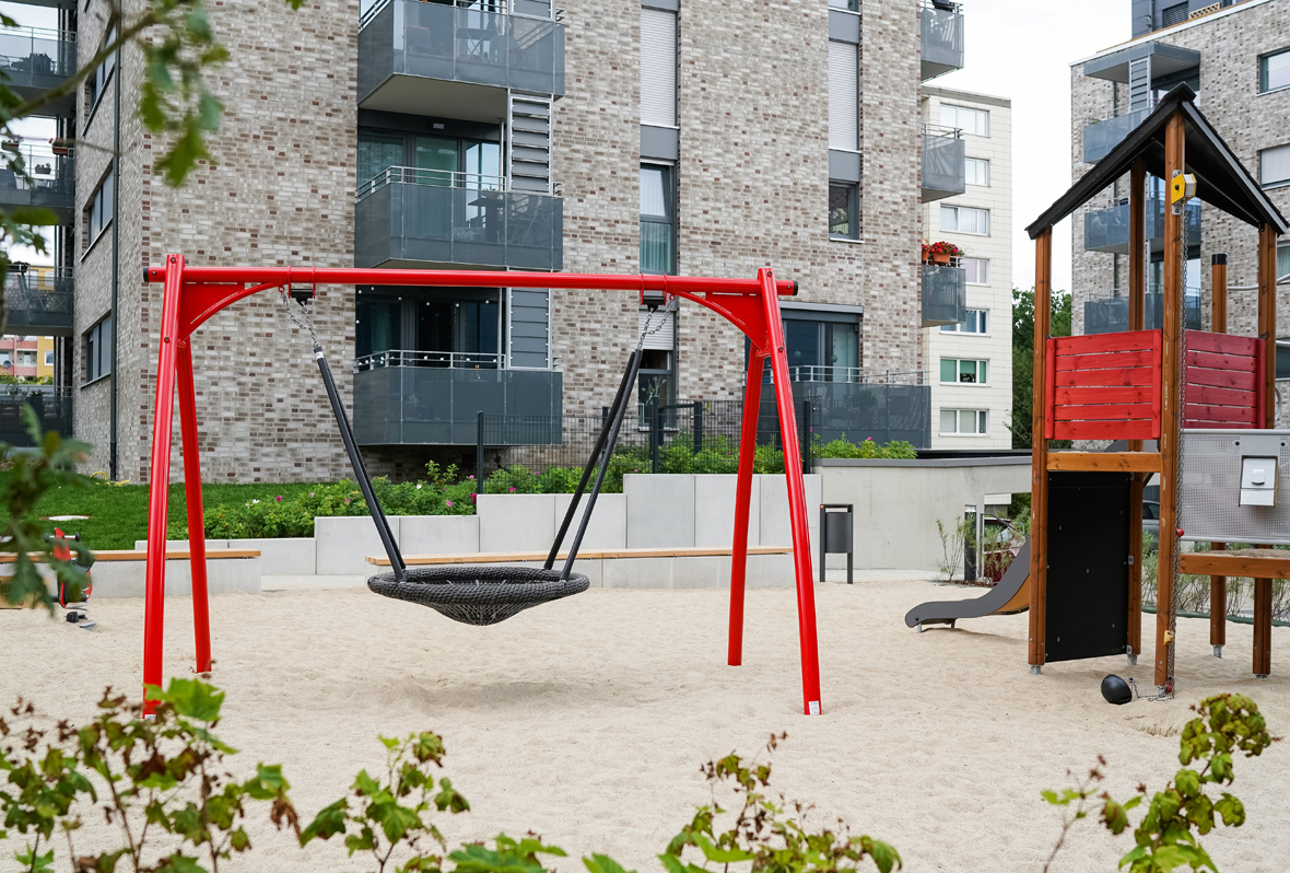 Bild zeigt eine Schaukel auf einem Spielplatz